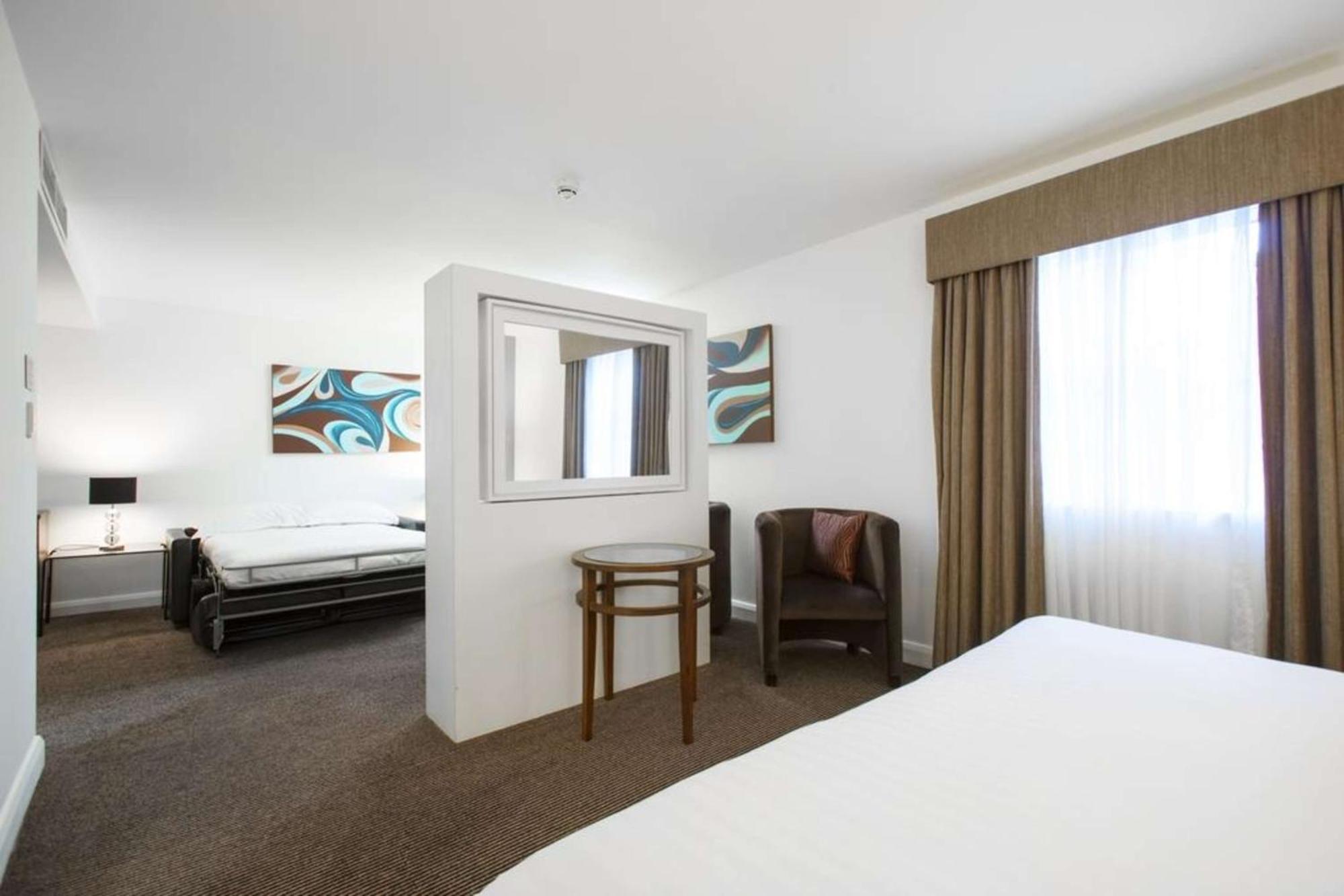 Doubletree By Hilton Chester Esterno foto