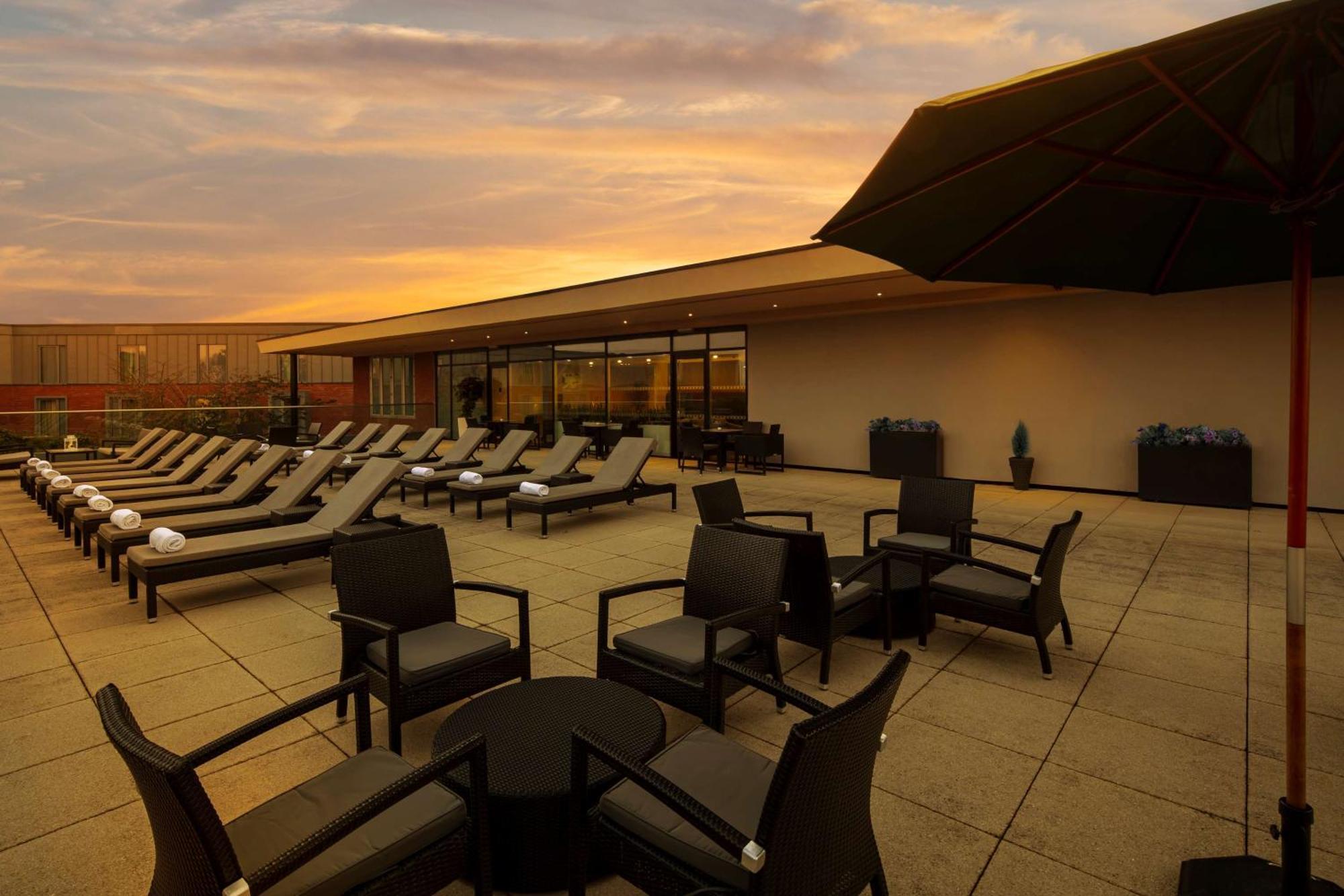 Doubletree By Hilton Chester Esterno foto