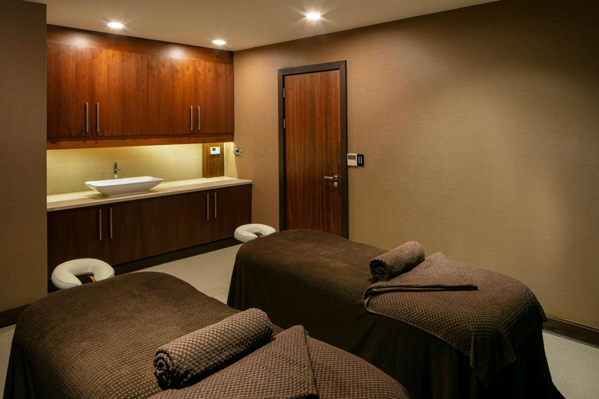 Doubletree By Hilton Chester Esterno foto