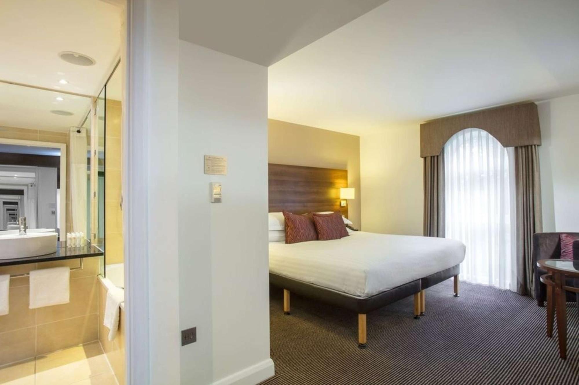 Doubletree By Hilton Chester Esterno foto