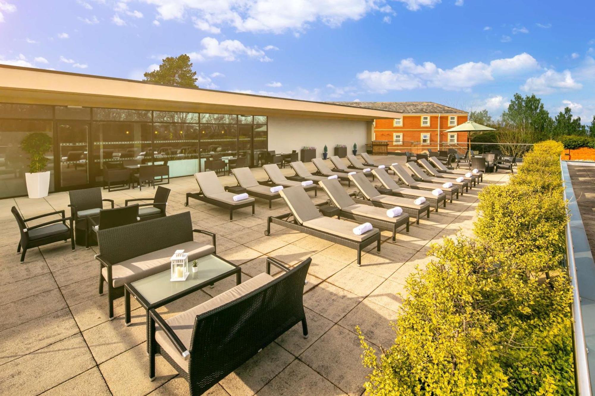 Doubletree By Hilton Chester Esterno foto