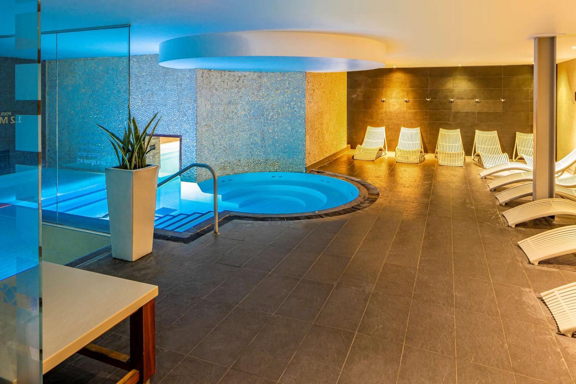Doubletree By Hilton Chester Esterno foto