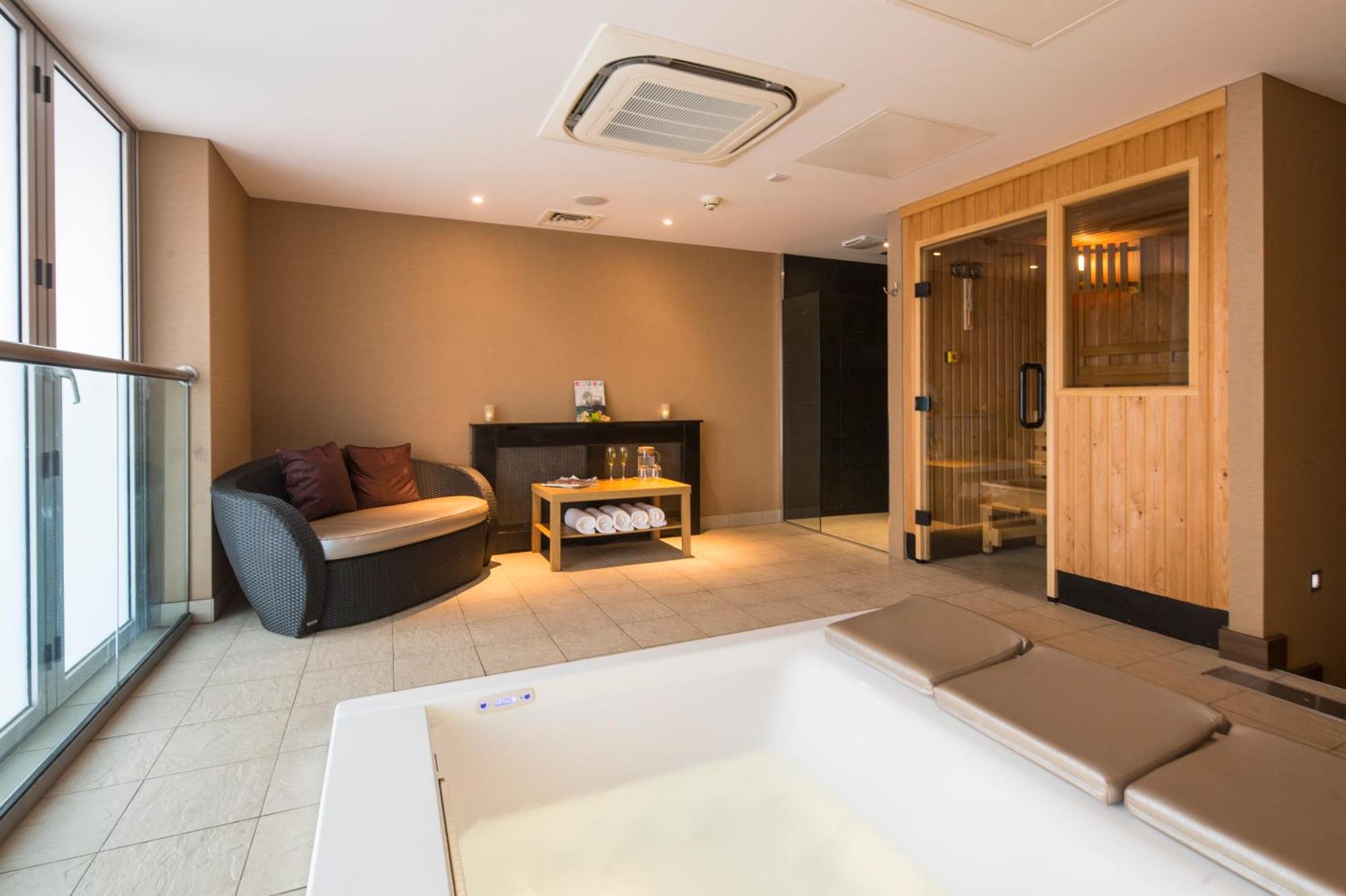 Doubletree By Hilton Chester Esterno foto
