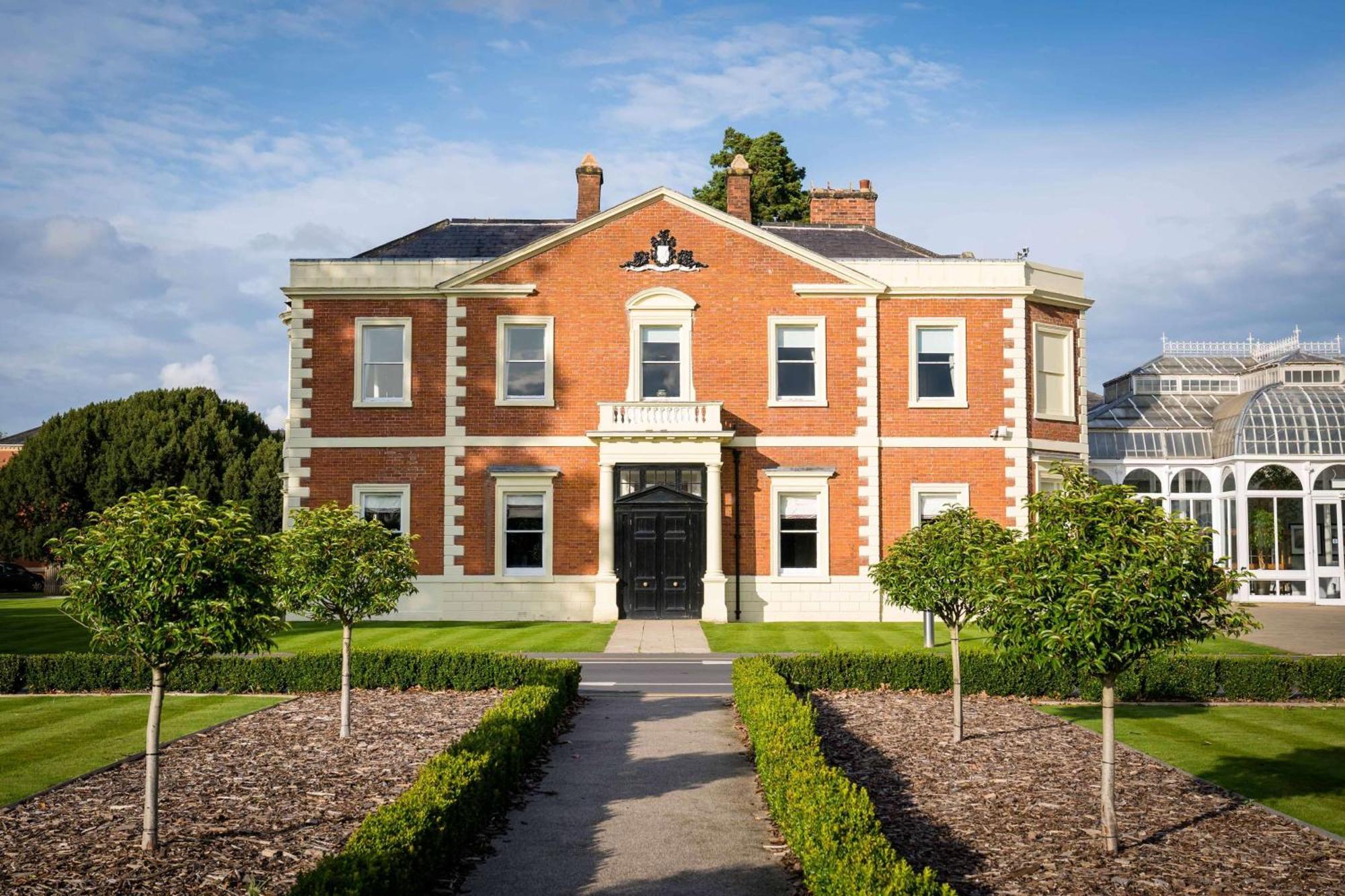Doubletree By Hilton Chester Esterno foto